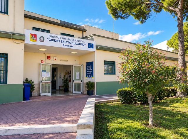 L'ingresso della sede centrale in Viale Lauricella a Ravanusa, con l'insegna dell'Istituto e il giardino